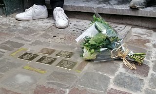Ein Blumenstrauß liegt am internationalen Holocaust-Gedenktag neben sogenannten «Stolpersteinen», die an Opfer des Holocaust erinnern sollen. - Gabriel Mitran/BELGA/dpa/Symbolbild Ein Blumenstrauß liegt am internationalen Holocaust-Gedenktag neben sogenannten «Stolpersteinen», die an Opfer des Holocaust erinnern sollen. - Gabriel Mitran/BELGA/dpa/Symbolbild