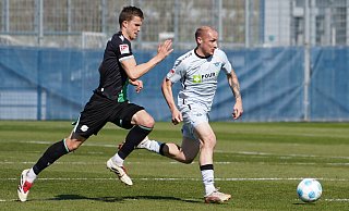 Sven Michel (r.) setzt sich gegen 96-Verteidiger Josh Knight durch und zieht zum Tor. Der SCP-Stürmer war enorm fleißig, hatte aber Pech im Abschluss. - SC Paderborn 07 Sven Michel (r.) setzt sich gegen 96-Verteidiger Josh Knight durch und zieht zum Tor. Der SCP-Stürmer war enorm fleißig, hatte aber Pech im Abschluss. - SC Paderborn 07