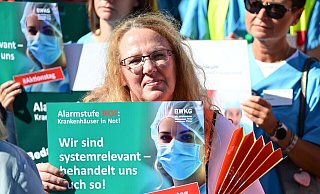 Mitarbeiter und Mitarbeiterinnen von Krankenhäusern protestieren am 20.09.2023 auf dem Schlossplatz in Stuttgart. Nach einer Umfrage unter den 600 größten deutschen Kliniken aus dem Sommer schreibt über die Hälfte rote Zahlen. - Bernd Weißbrod/dpa Mitarbeiter und Mitarbeiterinnen von Krankenhäusern protestieren am 20.09.2023 auf dem Schlossplatz in Stuttgart. Nach einer Umfrage unter den 600 größten deutschen Kliniken aus dem Sommer schreibt über die Hälfte rote Zahlen. - Bernd Weißbrod/dpa