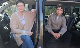 Kerstin Schulz-Höfel und Sohn Sam starten bald mit ihrem besonderen Fahrservice. Der Siebensitzer soll dafür noch "aufgemotzt" werden. - Shannon-Lee Bendig Kerstin Schulz-Höfel und Sohn Sam starten bald mit ihrem besonderen Fahrservice. Der Siebensitzer soll dafür noch "aufgemotzt" werden. - Shannon-Lee Bendig