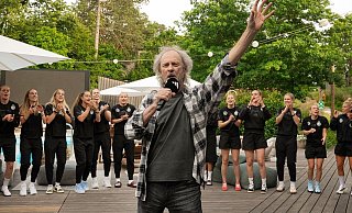 Wolfgang Petry macht Stimmung in Herzogenaurach. - Yuliia Perekopaiko/DFB/dpa Wolfgang Petry macht Stimmung in Herzogenaurach. - Yuliia Perekopaiko/DFB/dpa