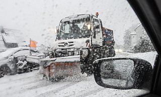 Ein Schneepflug in Bielefeld. In großen Teilen von OWL war am Donnerstag Schneeräumen angesagt. - Jörg Dieckmann Ein Schneepflug in Bielefeld. In großen Teilen von OWL war am Donnerstag Schneeräumen angesagt. - Jörg Dieckmann