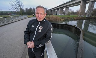 Fühlt sich wohl am Platz unter dem Viadukt: Jan Barkowski hat beim Vfl Schildesche um ein Jahr verlängert. Foto: Andreas Zobe - Foto: Andreas Zobe/NW Fühlt sich wohl am Platz unter dem Viadukt: Jan Barkowski hat beim Vfl Schildesche um ein Jahr verlängert. Foto: Andreas Zobe - Foto: Andreas Zobe/NW