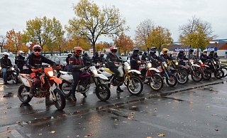 Die Motorrad-Crew „TDC" führte die Gedenkfahrt für ihr verstorbenes Mitglied an. Von Barkhausen fuhren sie gemeinsam zur Unfallstelle nach Frille. - Sebastian Radermacher Die Motorrad-Crew „TDC" führte die Gedenkfahrt für ihr verstorbenes Mitglied an. Von Barkhausen fuhren sie gemeinsam zur Unfallstelle nach Frille. - Sebastian Radermacher
