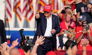 Die Rede- und Versammlungsfreiheit dürfe von nichts und niemandem eingeschränkt werden, teilt Trump mit. - Gene J. Puskar/AP/dpa Die Rede- und Versammlungsfreiheit dürfe von nichts und niemandem eingeschränkt werden, teilt Trump mit. - Gene J. Puskar/AP/dpa
