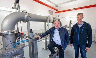 Michael Bernemann (l.) und Andreas Benstein stehen in einem Brunnengebäude der Wasserwerke. - Niklas Tüns Michael Bernemann (l.) und Andreas Benstein stehen in einem Brunnengebäude der Wasserwerke. - Niklas Tüns