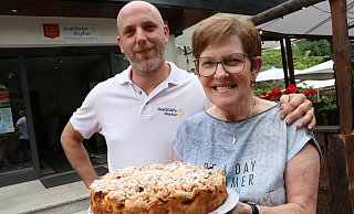 Franz Weyher mit seiner Mutter Adelheid und einem ihrer berühmten Apfelkuchen vor der bekannten Paderborner Gaststätte. - Holger Kosbab Franz Weyher mit seiner Mutter Adelheid und einem ihrer berühmten Apfelkuchen vor der bekannten Paderborner Gaststätte. - Holger Kosbab