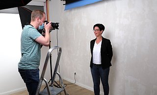 Dennis Meier knipst die Wahlkampffotos für Nadin Quest. Die Herforderin möchte Bürgermeisterin inBarsinghausen werden. - Frank-Michael Kiel-Steinkamp Dennis Meier knipst die Wahlkampffotos für Nadin Quest. Die Herforderin möchte Bürgermeisterin inBarsinghausen werden. - Frank-Michael Kiel-Steinkamp