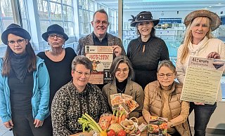 Ulrike Nutt-Breker (vorn, v. l.), Andrea Knoke und Hildegard Maas sowie die Organisatorinnen Ninja Bröker (hinten, v. l.), Silvia Vandieken, Bernhard Fischer (Kulturring), Evelyn Walker-Fimmel und Gleichstellungsbeauftragte Ulrike Nolte. - Burkhard Battran Ulrike Nutt-Breker (vorn, v. l.), Andrea Knoke und Hildegard Maas sowie die Organisatorinnen Ninja Bröker (hinten, v. l.), Silvia Vandieken, Bernhard Fischer (Kulturring), Evelyn Walker-Fimmel und Gleichstellungsbeauftragte Ulrike Nolte. - Burkhard Battran