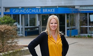 Birte Kuntz (43) leitet jetzt die Grundschule in Bielefeld-Brake. Mit mehr als 360 Schülerinnen und Schülern ist sie eine der größten in der Stadt. - Andreas Zobe Birte Kuntz (43) leitet jetzt die Grundschule in Bielefeld-Brake. Mit mehr als 360 Schülerinnen und Schülern ist sie eine der größten in der Stadt. - Andreas Zobe