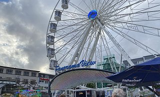 Bürgermeister Tim Kähler begrüßt die Besucherinnen und Besucher zur City-Kirmes vor dem Riesenrad. - Dana Johanna Stoll Bürgermeister Tim Kähler begrüßt die Besucherinnen und Besucher zur City-Kirmes vor dem Riesenrad. - Dana Johanna Stoll