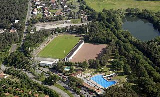 Das Hermann-Löns-Stadion mit seinem Sportgebäude (im Vordergrund links). - Gerd Vieler Das Hermann-Löns-Stadion mit seinem Sportgebäude (im Vordergrund links). - Gerd Vieler