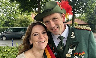 Christian Thebille und seine Frau Nadine sind das neue Königspaar in Nordborchen. - St.-Sebastian-Schützenbruderschaft Nordborchen Christian Thebille und seine Frau Nadine sind das neue Königspaar in Nordborchen. - St.-Sebastian-Schützenbruderschaft Nordborchen