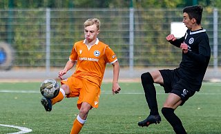 Gute Ballbehandlung: Arminias B-Junior Jordan Spaniol (l.) überlistet seinen Delbrücker Gegenspieler. Am Ende heißt es 1:1. - Foto: Andreas Zobe/NW Gute Ballbehandlung: Arminias B-Junior Jordan Spaniol (l.) überlistet seinen Delbrücker Gegenspieler. Am Ende heißt es 1:1. - Foto: Andreas Zobe/NW