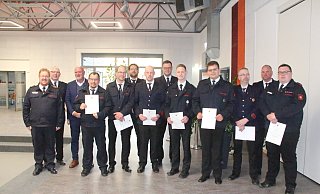 Kreisbrandmeister Stefan Nostiz (v. l.), Wehrführer Ulrich Engelke und Bürgermeister Johannes Schlütz mit den Neueinsetzungen. - Burkhard Battran Kreisbrandmeister Stefan Nostiz (v. l.), Wehrführer Ulrich Engelke und Bürgermeister Johannes Schlütz mit den Neueinsetzungen. - Burkhard Battran