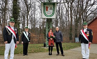 Unter besonderen Umständen präsentieren den Film (v. l.) Frank Höber (Zugführer Westzug), Oberst Heinz Sonntag, Monika und Meinolf Votsmeier (Königspaar 1997) und Thorsten Beine (Zugführer des Ostzuges). - Schützen/Modler Unter besonderen Umständen präsentieren den Film (v. l.) Frank Höber (Zugführer Westzug), Oberst Heinz Sonntag, Monika und Meinolf Votsmeier (Königspaar 1997) und Thorsten Beine (Zugführer des Ostzuges). - Schützen/Modler