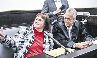 Gute Laune: Angelika W., neben ihr Verteidiger Peter Wüller, strahlte geradezu ins Publikum. Nachdenklich einer der Verteidiger ihres Ex-Mannes, Rechtsanwalt Carsten Ernst. - Marc Köppelmann Gute Laune: Angelika W., neben ihr Verteidiger Peter Wüller, strahlte geradezu ins Publikum. Nachdenklich einer der Verteidiger ihres Ex-Mannes, Rechtsanwalt Carsten Ernst. - Marc Köppelmann