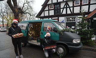 Jan Luca Oberländer und Kevin Guennoc sind mit dem Bulli unterwegs und bringen wärmende Getränke zu den Menschen. Selbst einen mit flackernden LED-Lämpchen ausgerüsteten "Kamin" haben sie dabei. - Joern Spreen-Ledebur Jan Luca Oberländer und Kevin Guennoc sind mit dem Bulli unterwegs und bringen wärmende Getränke zu den Menschen. Selbst einen mit flackernden LED-Lämpchen ausgerüsteten "Kamin" haben sie dabei. - Joern Spreen-Ledebur