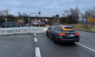 Kein Verkehrs-Chaos am Montagmorgen, 2. Dezember. Offenbar hatten sich die Berufspendler vorzeitig informiert und Ausweichstrecken gewählt. Polizei und Mitarbeiter der Straßenbaufirma sprechen miteinander, um dafür zu sorgen, dass das auch so bleibt. - Claus Frickemeier Kein Verkehrs-Chaos am Montagmorgen, 2. Dezember. Offenbar hatten sich die Berufspendler vorzeitig informiert und Ausweichstrecken gewählt. Polizei und Mitarbeiter der Straßenbaufirma sprechen miteinander, um dafür zu sorgen, dass das auch so bleibt. - Claus Frickemeier