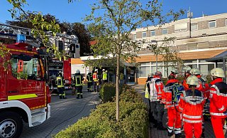 Die Einsatzkräfte im Bereich der Klinik. - Charlotte Mahncke Die Einsatzkräfte im Bereich der Klinik. - Charlotte Mahncke