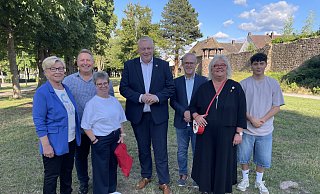 Rosi Huppertz (Ratskandidatin; v. l.), Uwe Schmidt (Ratskandidat), Andrea Giesberts (Ratskandidatin), Daniel Hartmann (Bürgermeister), Günter Wittmann (Ratskandidat und Fraktionsvorsitzender), Lydia Dabringhausen (Ratskandidatin und Stadtverbandsvorsitzende) sowie David Hülkenberg (Beisitzer im Stadtverband). - SPD Rosi Huppertz (Ratskandidatin; v. l.), Uwe Schmidt (Ratskandidat), Andrea Giesberts (Ratskandidatin), Daniel Hartmann (Bürgermeister), Günter Wittmann (Ratskandidat und Fraktionsvorsitzender), Lydia Dabringhausen (Ratskandidatin und Stadtverbandsvorsitzende) sowie David Hülkenberg (Beisitzer im Stadtverband). - SPD