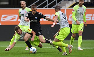 Filip Bilbija wird in dieser Szene von den FCK-Spielern Kevin Kraus (l.) und Jan Elvedi (r.) attackiert. Der SCP-Neuzugang absolvierte eine starke erste Hälfte, musste dann aber wegen einer Knieverletzung raus. - Imago Images Filip Bilbija wird in dieser Szene von den FCK-Spielern Kevin Kraus (l.) und Jan Elvedi (r.) attackiert. Der SCP-Neuzugang absolvierte eine starke erste Hälfte, musste dann aber wegen einer Knieverletzung raus. - Imago Images