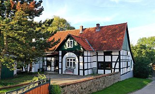 Das Schäferhaus wurde vor knapp 200 Jahren für das Gut Beerenkämpen erbaut. In Vlotho ist es unter dem Namen "Blaues Haus" bekannt gewesen. Die Besitzer haben die Giebel Grün gestrichen. - König Das Schäferhaus wurde vor knapp 200 Jahren für das Gut Beerenkämpen erbaut. In Vlotho ist es unter dem Namen "Blaues Haus" bekannt gewesen. Die Besitzer haben die Giebel Grün gestrichen. - König