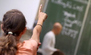 Schulen brauchten Freiheit, neue Wege zu gehen, "anstatt mit noch mehr Vorschriften, Druck von oben und standardisierten Tests festzustellen, dass unser Bildungssystem allenfalls mittelmäßig ist", sagen Lehrer unterschiedlicher Schulformen, die sich regelmäßig abends nach Feierabend treffen, um das Bildungssystem zu verbessern. - Daniel Karmann/dpa Schulen brauchten Freiheit, neue Wege zu gehen, "anstatt mit noch mehr Vorschriften, Druck von oben und standardisierten Tests festzustellen, dass unser Bildungssystem allenfalls mittelmäßig ist", sagen Lehrer unterschiedlicher Schulformen, die sich regelmäßig abends nach Feierabend treffen, um das Bildungssystem zu verbessern. - Daniel Karmann/dpa