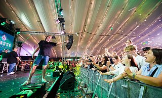 Die Partyschlager-Fans feierten am vergangenen Donnerstag den Unterhaltungskünstler Mickie Krause im Festzelt Meiers Deele. Mit dabei: Die Klassiker von "Nur noch Schuhe an" bis "Reiß die Hütte ab" zu Finger weg von Sachen ohne Alkohol. - Noah Wedel Die Partyschlager-Fans feierten am vergangenen Donnerstag den Unterhaltungskünstler Mickie Krause im Festzelt Meiers Deele. Mit dabei: Die Klassiker von "Nur noch Schuhe an" bis "Reiß die Hütte ab" zu Finger weg von Sachen ohne Alkohol. - Noah Wedel