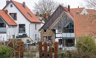 Die Alme ist deutlich breiter als gewöhnlich. Das Wasser kommt in Schloß Neuhaus den Häusern gefährlich nahe. - Niklas Tüns Die Alme ist deutlich breiter als gewöhnlich. Das Wasser kommt in Schloß Neuhaus den Häusern gefährlich nahe. - Niklas Tüns