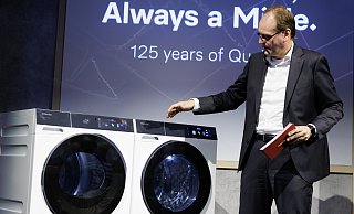 Markus Miele, Gütersloher Geschäftsführender Gesellschafter, präsentiert bei einer Pressekonferenz auf der IFA die neuen Waschmaschinen. - Carsten Koall Markus Miele, Gütersloher Geschäftsführender Gesellschafter, präsentiert bei einer Pressekonferenz auf der IFA die neuen Waschmaschinen. - Carsten Koall