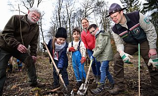 Gemeinsam im Wald aktiv: Friedrich-Wilhelm Miele (Kreisjägerschaft, v. l.), Zoey (7), Eren (8), Jennifer Erdmann (Sparkasse), Tom (8) und Ranger Aaron Gellern. - Barbara Franke Gemeinsam im Wald aktiv: Friedrich-Wilhelm Miele (Kreisjägerschaft, v. l.), Zoey (7), Eren (8), Jennifer Erdmann (Sparkasse), Tom (8) und Ranger Aaron Gellern. - Barbara Franke
