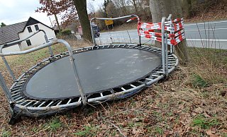 Am frühen Nachmittag wartete das Trampolin immer noch auf seine Besitzer. - Jan-Henrik Gerdener Am frühen Nachmittag wartete das Trampolin immer noch auf seine Besitzer. - Jan-Henrik Gerdener