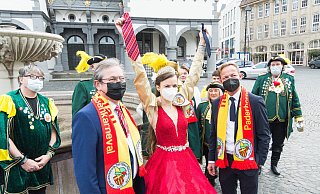 Prinzessin Kim I. vom Karnevalsverein Hasi Palau schneidet Bürgermeister Michael Dreier und dem Landtagsabgeordneten Daniel Sieveke die Krawatten ab. Die Schnürsenkel verschont sie. - Lena Henning Prinzessin Kim I. vom Karnevalsverein Hasi Palau schneidet Bürgermeister Michael Dreier und dem Landtagsabgeordneten Daniel Sieveke die Krawatten ab. Die Schnürsenkel verschont sie. - Lena Henning
