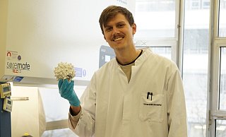Biotechnologe Marco Radukic von der Universität Bielefeld hält ein Virus-Partikel aus dem 3D-Drucker in der Hand. - Daniela Driftmeier Biotechnologe Marco Radukic von der Universität Bielefeld hält ein Virus-Partikel aus dem 3D-Drucker in der Hand. - Daniela Driftmeier
