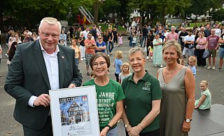 Urkunde zum Dank: Bürgermeister Daniel Hartmann (v. l.), Gabi Schubrink, Trägervereins-Vorsitzende Gabriele Knopf sowie Schulleiterin Margit Streicher-Bönnighausen. - Thomas Kube Urkunde zum Dank: Bürgermeister Daniel Hartmann (v. l.), Gabi Schubrink, Trägervereins-Vorsitzende Gabriele Knopf sowie Schulleiterin Margit Streicher-Bönnighausen. - Thomas Kube