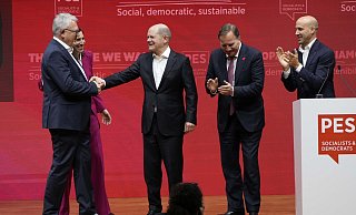 Nicolas Schmit (l.-r.), neu gewählter SPE-Vorsitzender, Elly Schlein, Vorsitzende der Demokratischen Partei von Italien, Bundeskanzler Olaf Scholz (SPD), Stefan Lofven, SPE-Präsident und Giacomo Filibeck, SPE-Generalsekretär auf der Bühne beim Kongress. - ALESSANDRA TARANTINO Nicolas Schmit (l.-r.), neu gewählter SPE-Vorsitzender, Elly Schlein, Vorsitzende der Demokratischen Partei von Italien, Bundeskanzler Olaf Scholz (SPD), Stefan Lofven, SPE-Präsident und Giacomo Filibeck, SPE-Generalsekretär auf der Bühne beim Kongress. - ALESSANDRA TARANTINO