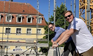 Imposanter Blick mit dem Rathaus im Hintergrund: Stefan Horstmann (l.) und Ronald Klink geben einen Einblick in das Bauprojekt des Archäologischen Fensters. - Matthias Bungeroth Imposanter Blick mit dem Rathaus im Hintergrund: Stefan Horstmann (l.) und Ronald Klink geben einen Einblick in das Bauprojekt des Archäologischen Fensters. - Matthias Bungeroth