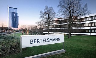 Die Geschäftsbilanz ist hervorragend. Der Gütersloher Konzern Bertelsmann schüttet deshalb eine steuerfreie Krisenhilfe an alle deutschen Mitarbeiter aus. - Andreas Frücht Die Geschäftsbilanz ist hervorragend. Der Gütersloher Konzern Bertelsmann schüttet deshalb eine steuerfreie Krisenhilfe an alle deutschen Mitarbeiter aus. - Andreas Frücht