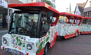 Die Bimmelbahn, die zur Landesgartenschau zwischen Höxter und Corvey pendeln wird, hat einen Namen: Mehr als die Hälfte aller Stimmen gingen an den „Rasenden Weserwurm“. - LGS/Puls Die Bimmelbahn, die zur Landesgartenschau zwischen Höxter und Corvey pendeln wird, hat einen Namen: Mehr als die Hälfte aller Stimmen gingen an den „Rasenden Weserwurm“. - LGS/Puls