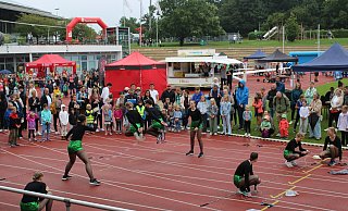 Die Ropeskipper des SC Borchen trotzen bei ihrem Auftritt den für ihren Sport widrigen Umständen auf der Tartanbahn des Ahorn-Sportparks. - Moritz Jülich Die Ropeskipper des SC Borchen trotzen bei ihrem Auftritt den für ihren Sport widrigen Umständen auf der Tartanbahn des Ahorn-Sportparks. - Moritz Jülich