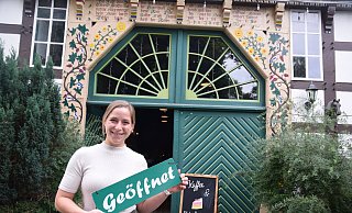 Die neue Betreiberin Kaja Krone bietet im Hagen-Hof-Café selbst gebackene Kuchen und Torten an. - Mareike Patock Die neue Betreiberin Kaja Krone bietet im Hagen-Hof-Café selbst gebackene Kuchen und Torten an. - Mareike Patock