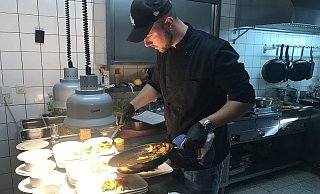 Die Köche wollen mit dem Honey-Chicken überzeugen. - Restaurant Höxter Am Jakobsweg Die Köche wollen mit dem Honey-Chicken überzeugen. - Restaurant Höxter Am Jakobsweg