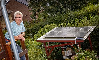 Nicht nur auf dem Dach seines Altbaus, auch auf der Gartenlaube hat Martin Schmelz Photovoltaik-Module installieren lassen. Nach anfänglichen Schwierigkeiten produziert er damit nach eigenen Angaben jetzt etwas zwei Drittel seines gesamten Stromverbrauchs. - Mike-Dennis Mller / www.mdm.photo Nicht nur auf dem Dach seines Altbaus, auch auf der Gartenlaube hat Martin Schmelz Photovoltaik-Module installieren lassen. Nach anfänglichen Schwierigkeiten produziert er damit nach eigenen Angaben jetzt etwas zwei Drittel seines gesamten Stromverbrauchs. - Mike-Dennis Mller / www.mdm.photo
