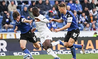 Arminia Bielefelds Innenverteidiger Maximilian Großer (l.) und Leon Schneider (r.) haben im Moment einen schweren Stand. - Imago Images Arminia Bielefelds Innenverteidiger Maximilian Großer (l.) und Leon Schneider (r.) haben im Moment einen schweren Stand. - Imago Images