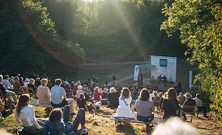 Die Plätze auf der Naturbühne sind zwar teilweise etwas holprig zu erreichen, aber die Bühne im Grünen bietet eine einzigartige Atmosphäre. - Silke Wedler | Fotografie Die Plätze auf der Naturbühne sind zwar teilweise etwas holprig zu erreichen, aber die Bühne im Grünen bietet eine einzigartige Atmosphäre. - Silke Wedler | Fotografie