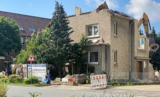 Ein Bagger reißt das verwilderte Haus an der Penzlinger Straße ab. - Niklas Tüns Ein Bagger reißt das verwilderte Haus an der Penzlinger Straße ab. - Niklas Tüns