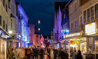 Weihnachtsgeschenke sollten am besten schon jetzt besorgt werden, raten die Einzelhändler in Lübbecke. Etwa beim Einkaufsbummel beim Wurstmarkt am Wochenende. - Oliver Krato (Archiv) Weihnachtsgeschenke sollten am besten schon jetzt besorgt werden, raten die Einzelhändler in Lübbecke. Etwa beim Einkaufsbummel beim Wurstmarkt am Wochenende. - Oliver Krato (Archiv)
