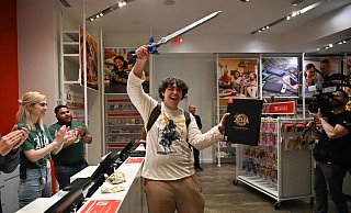David Castillo ist einer der ersten, der das neue Spiel in den Händen hält - gekauft in einem Nintendo Store in New York. - ED JONES/AFP David Castillo ist einer der ersten, der das neue Spiel in den Händen hält - gekauft in einem Nintendo Store in New York. - ED JONES/AFP