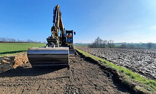 Zwischen Rolfzen und Sommersell, nahe der B 239, sind die Bauarbeiten für den neuen Radweg gestartet. - Madita Schellenberg Zwischen Rolfzen und Sommersell, nahe der B 239, sind die Bauarbeiten für den neuen Radweg gestartet. - Madita Schellenberg